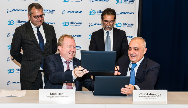 Stan Deal, Präsident und CEO von Boeing Commercial Airplanes (links), mit Zaur Akhundov, Präsident der Silk Way Group (rechts) - Bild: Boeing